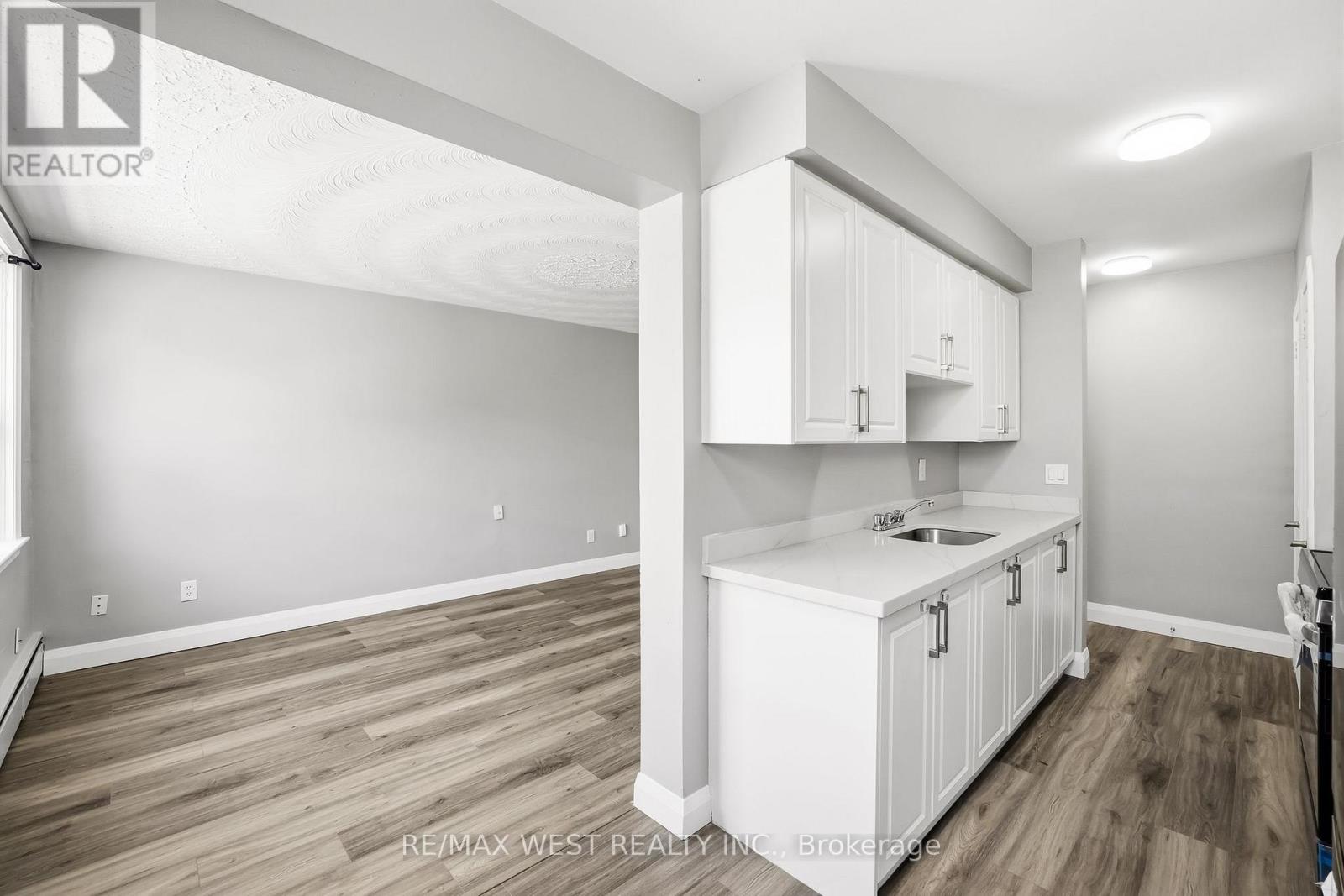 300 MONTRAVE AVENUE - 16