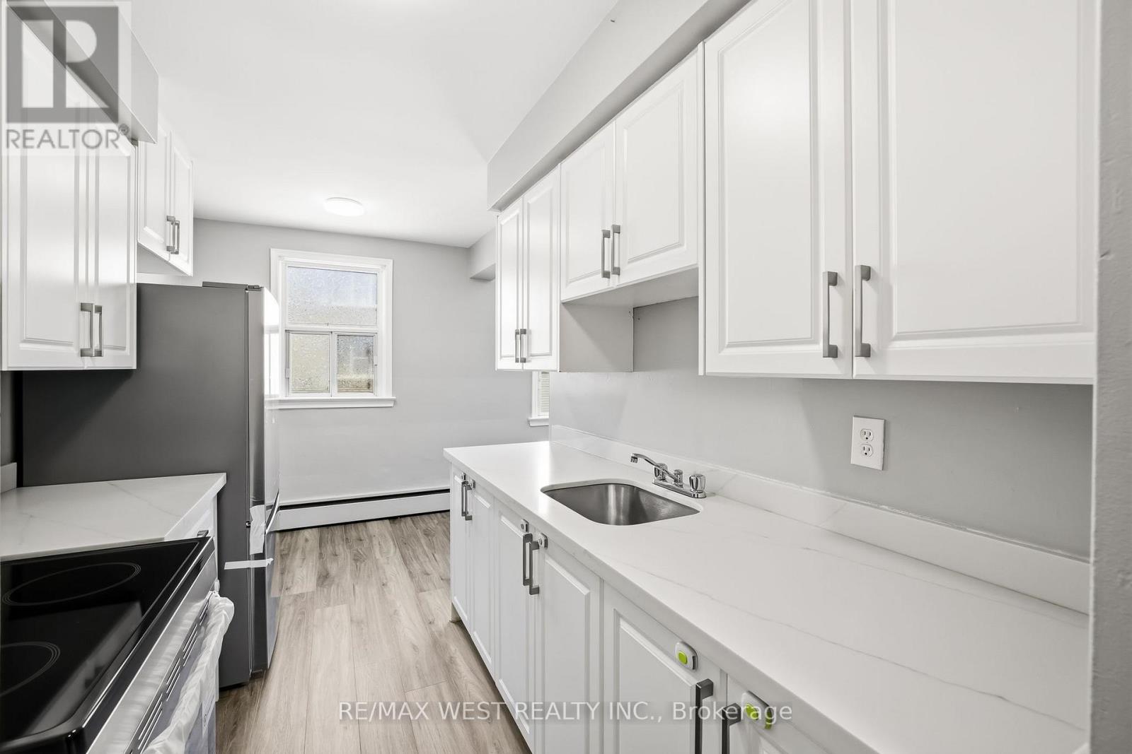 300 MONTRAVE AVENUE - 18