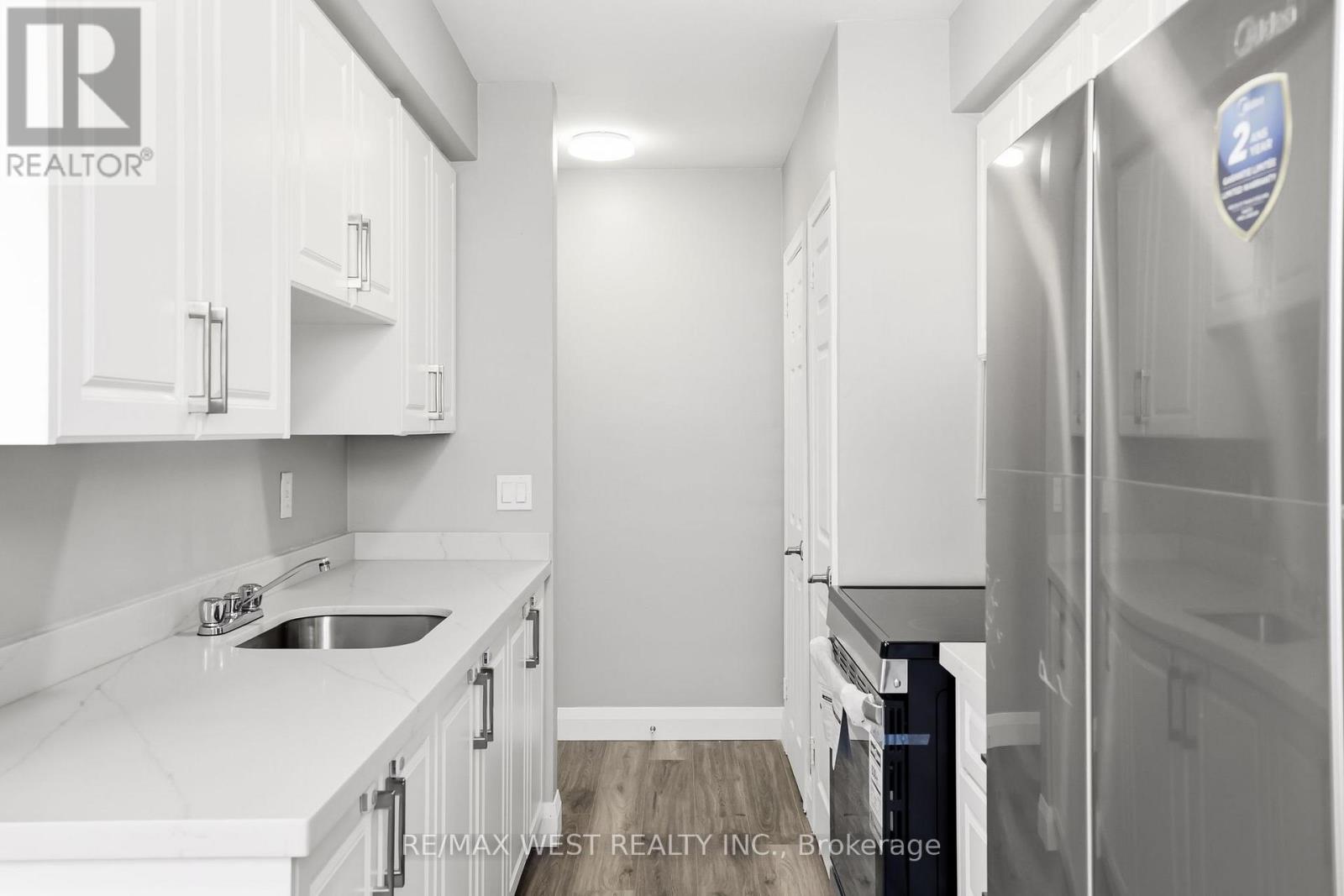 300 MONTRAVE AVENUE - 19