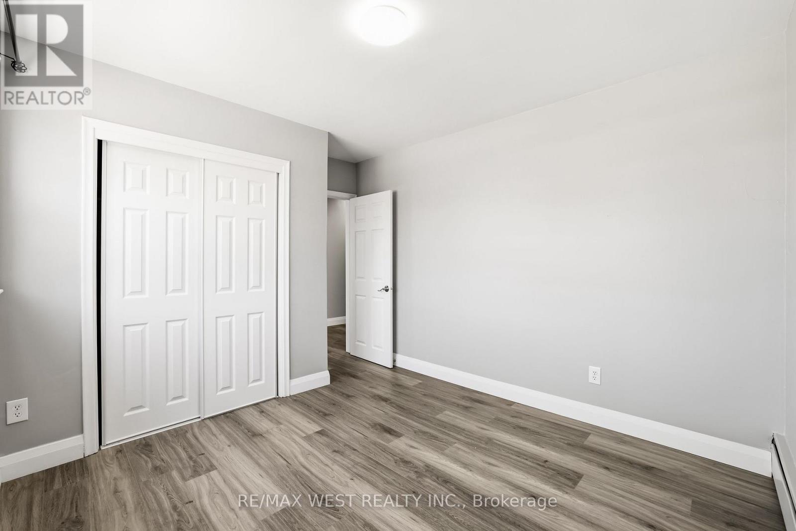 300 MONTRAVE AVENUE - 25