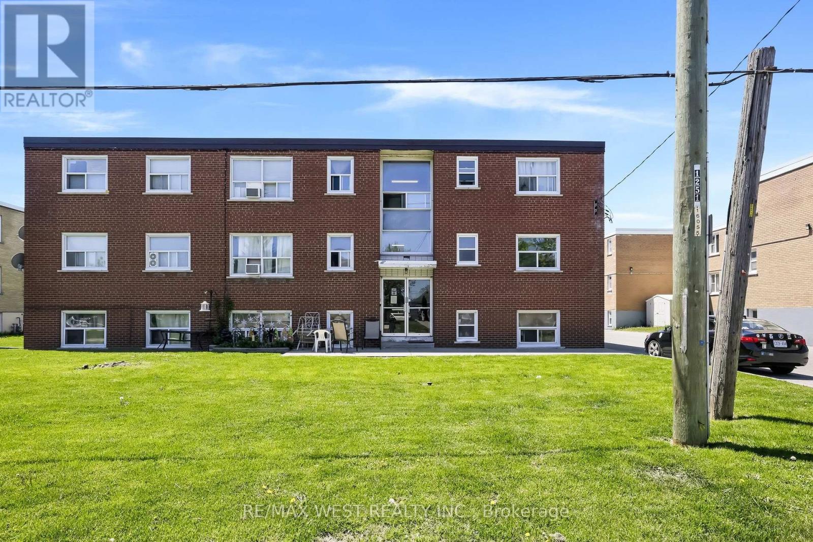 300 MONTRAVE AVENUE - 3