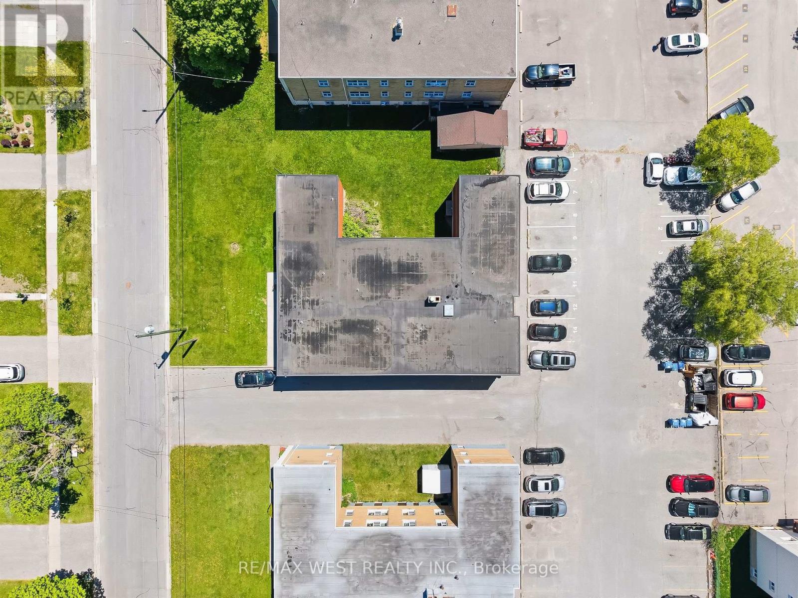 300 MONTRAVE AVENUE - 6