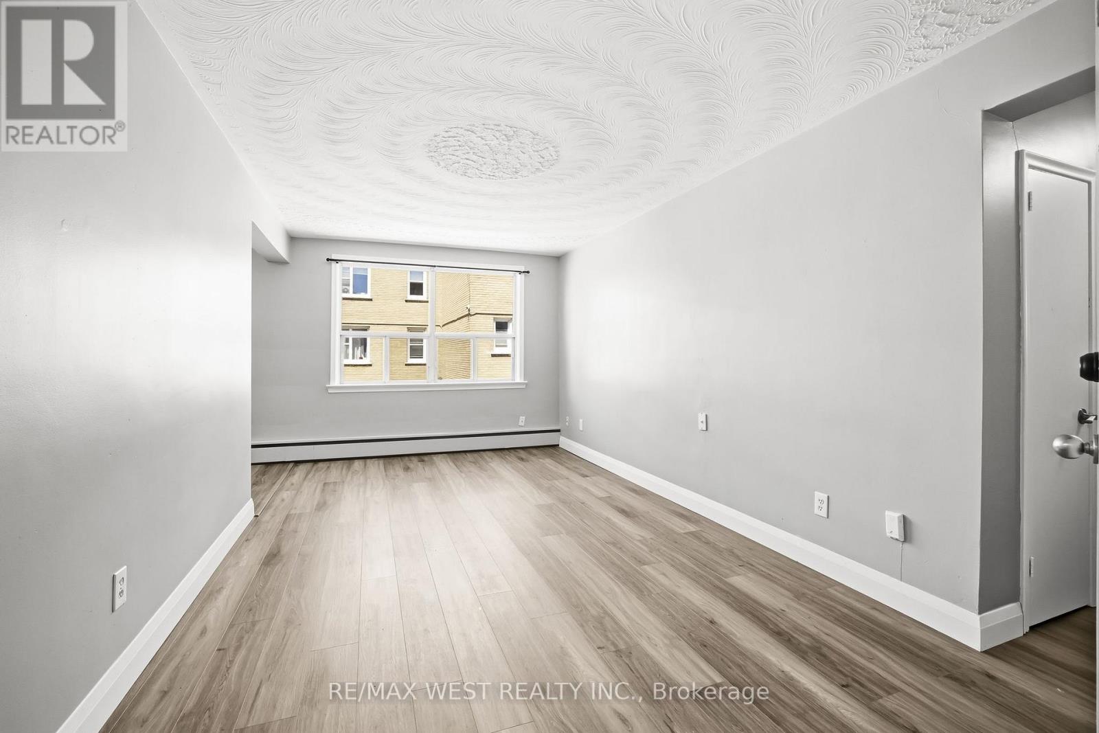 300 MONTRAVE AVENUE - 8
