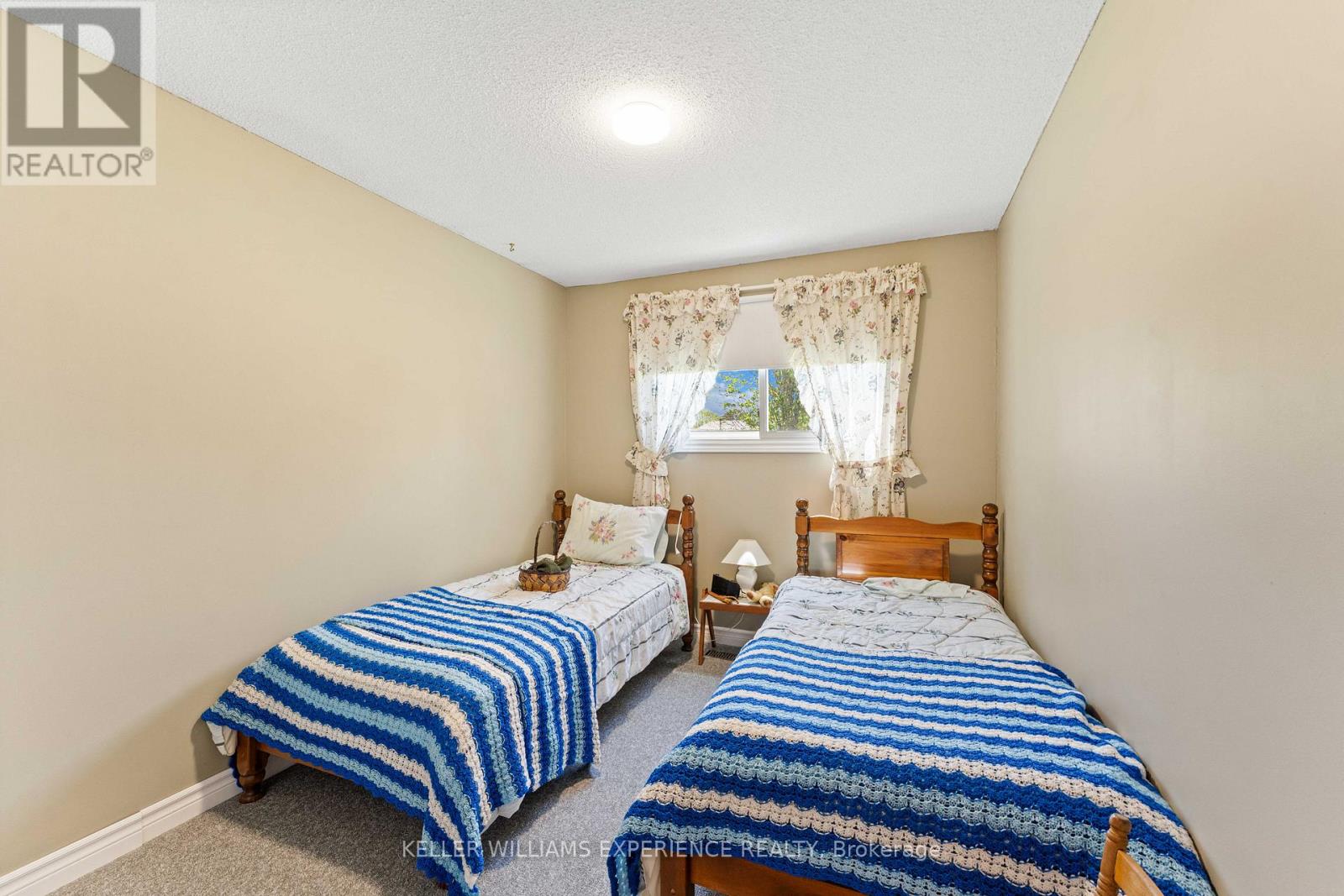 27 LARKDALE CRESCENT - 11