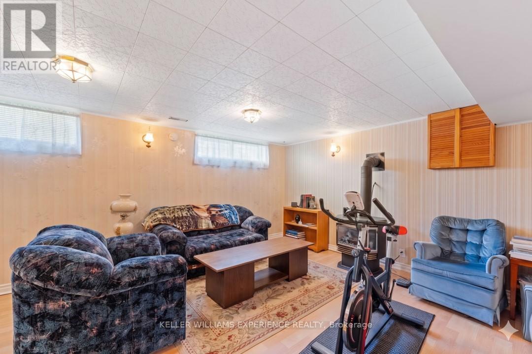 27 LARKDALE CRESCENT - 16