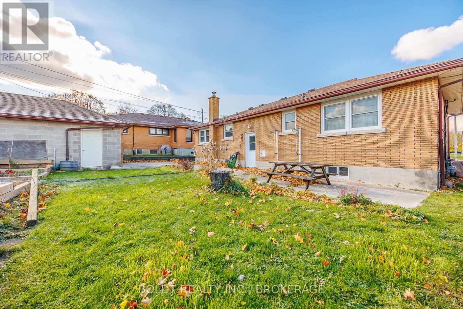24 WINSLOW CRESCENT - 21