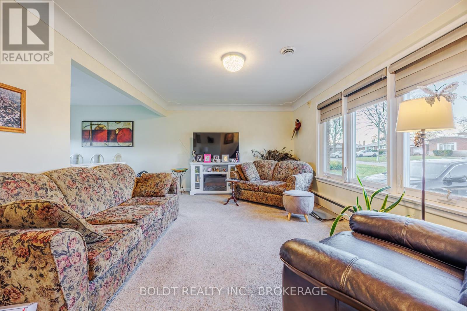 24 WINSLOW CRESCENT - 8