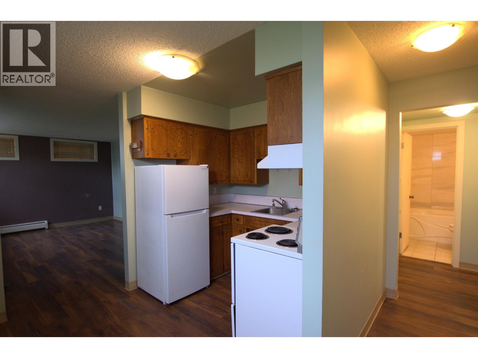 2110 OAK STREET - 11