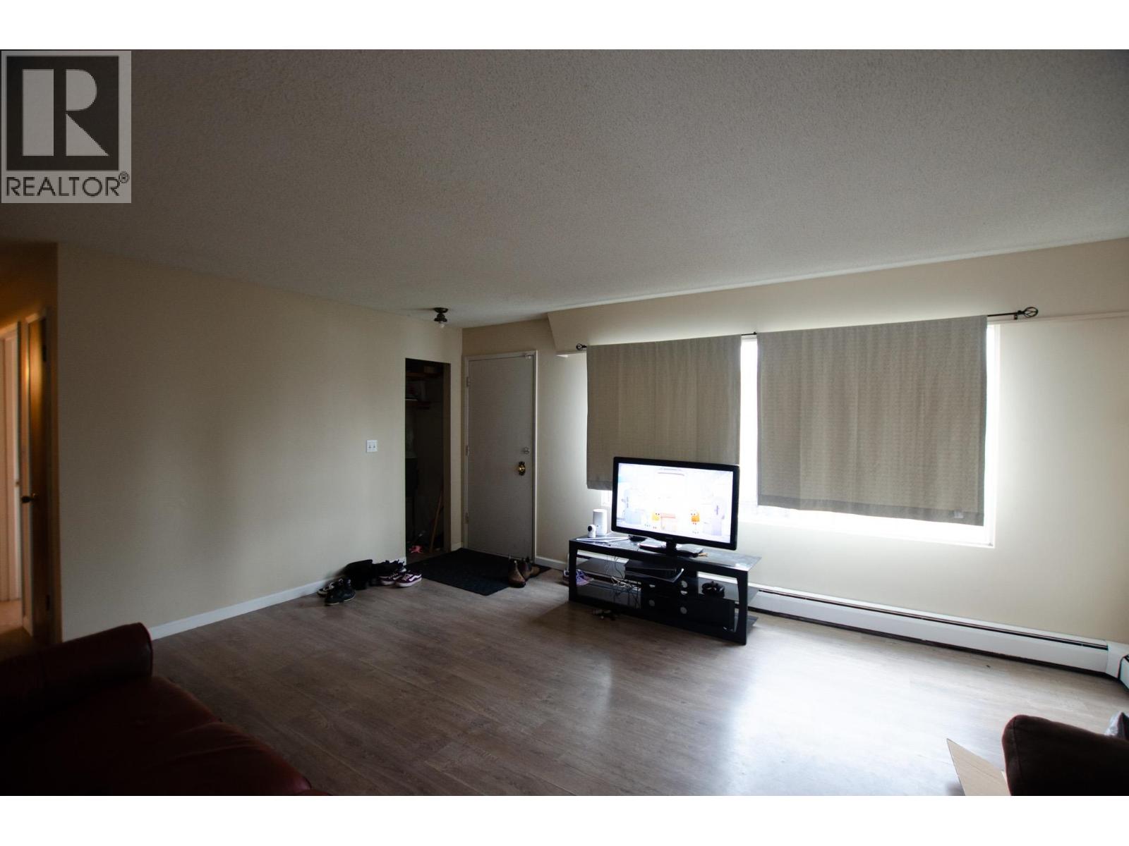 2110 OAK STREET - 3