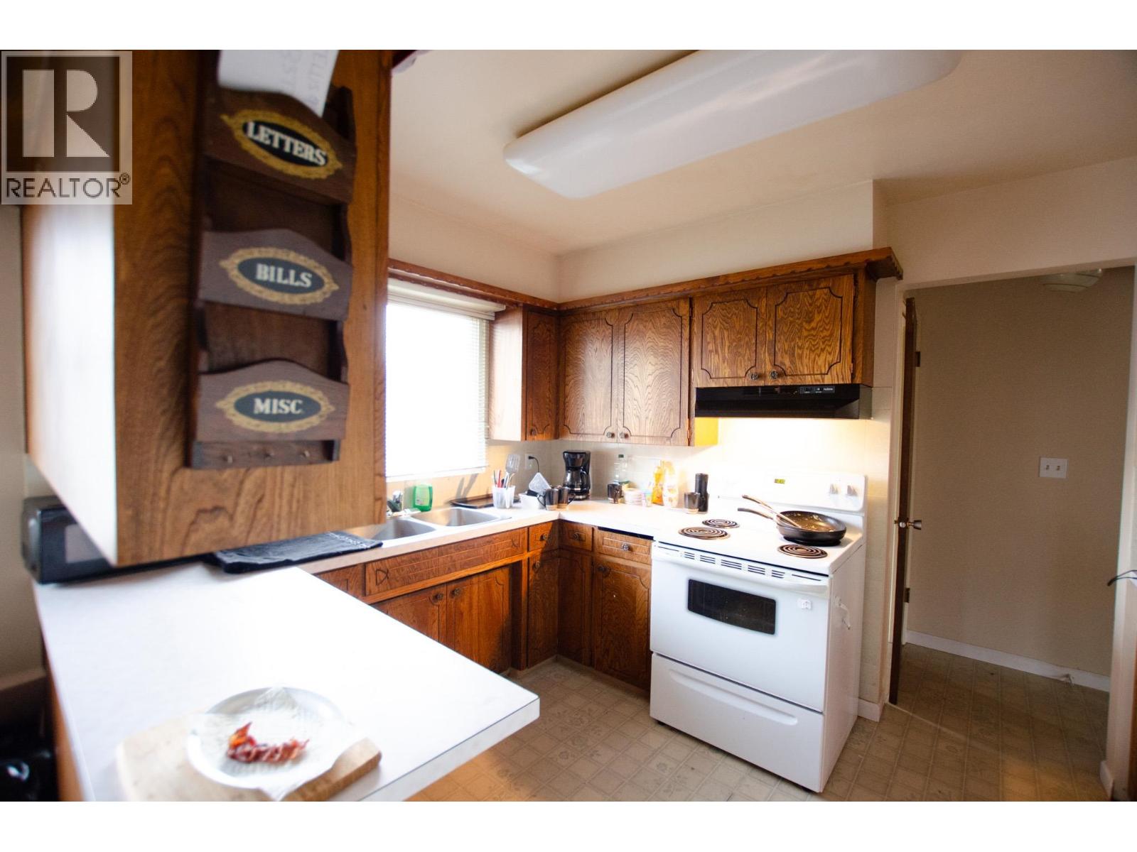 2110 OAK STREET - 5