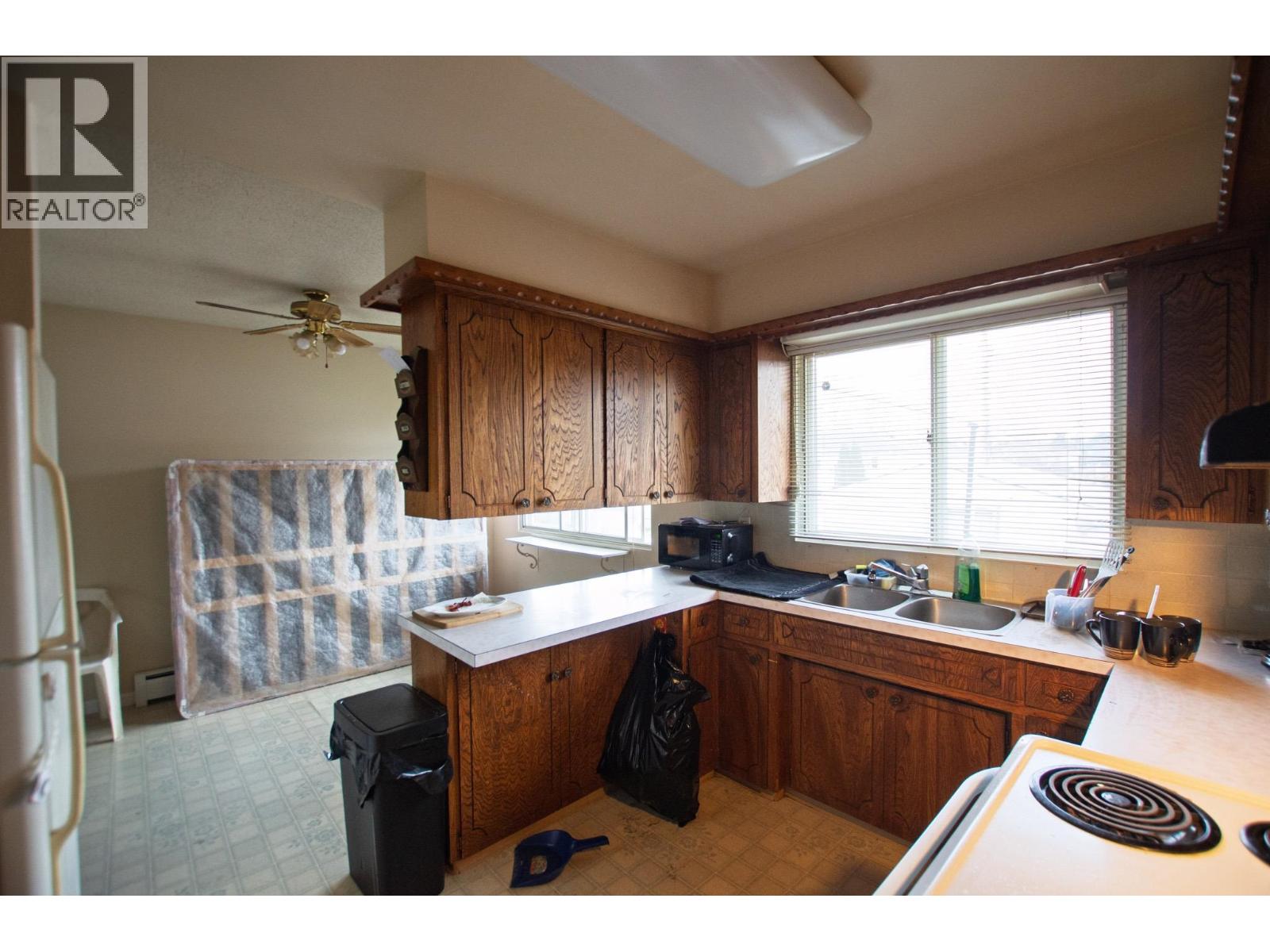2110 OAK STREET - 6