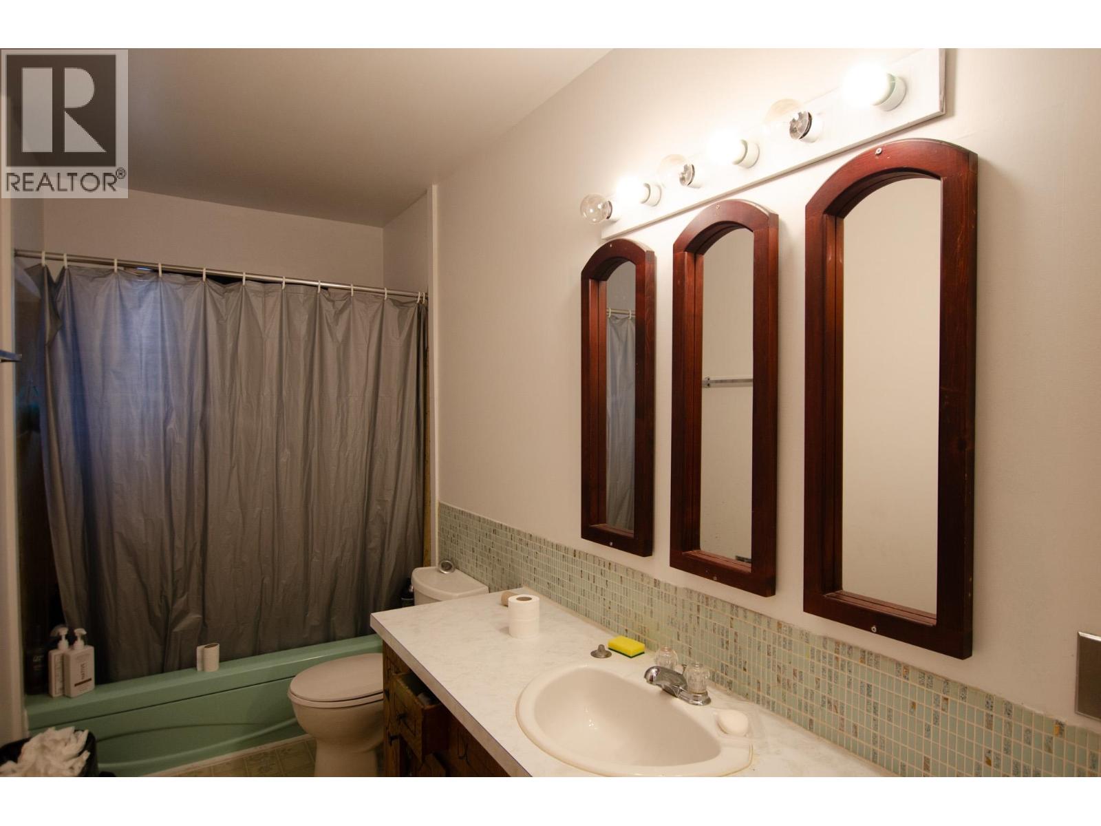 2110 OAK STREET - 8