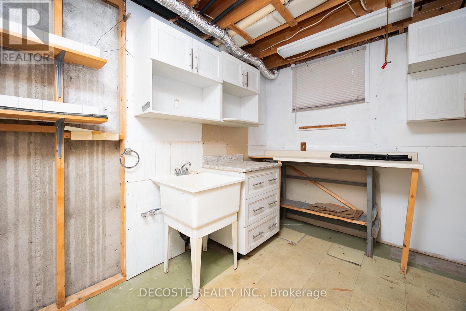 51 SANDFIELD AVENUE N - 22