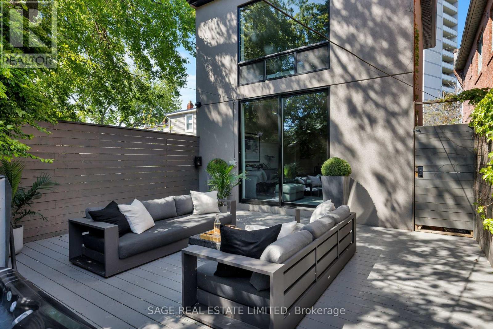 979 BROADVIEW AVENUE - 23