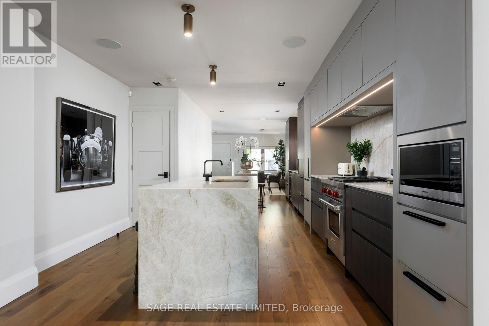 979 BROADVIEW AVENUE - 26