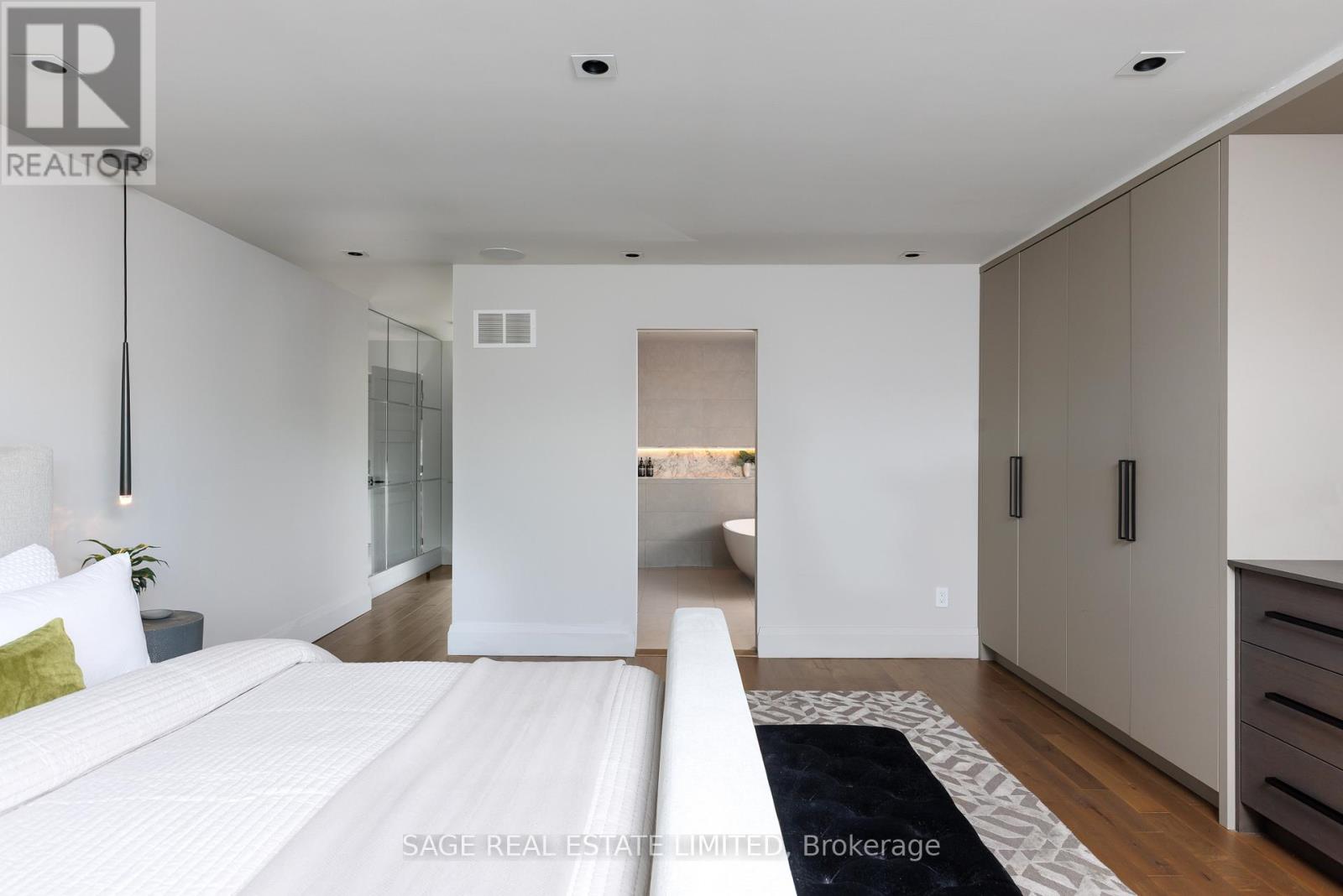 979 BROADVIEW AVENUE - 32