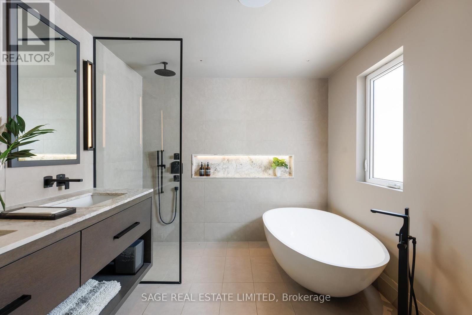 979 BROADVIEW AVENUE - 33