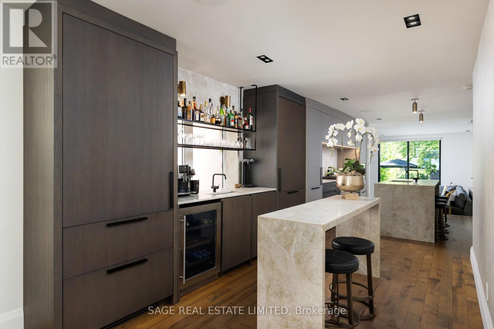 979 BROADVIEW AVENUE - 6