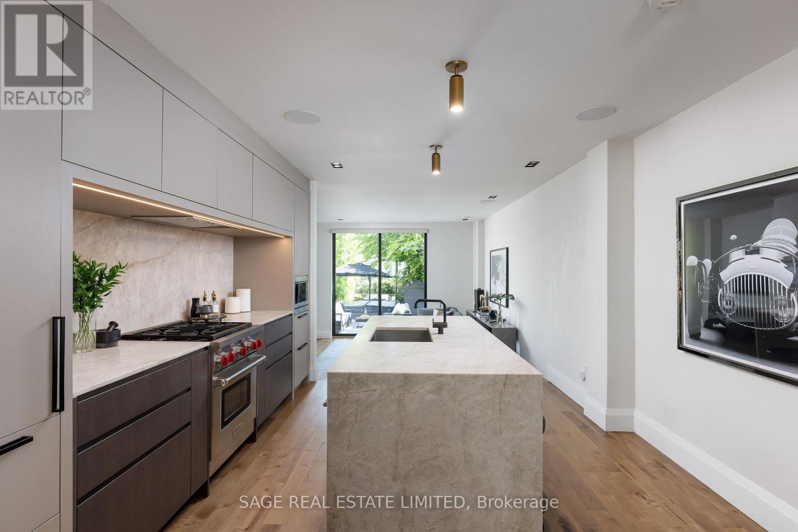 979 BROADVIEW AVENUE - 7