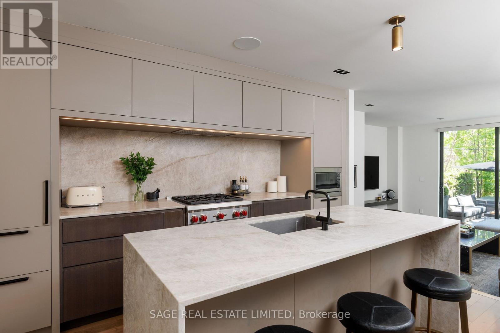 979 BROADVIEW AVENUE - 8