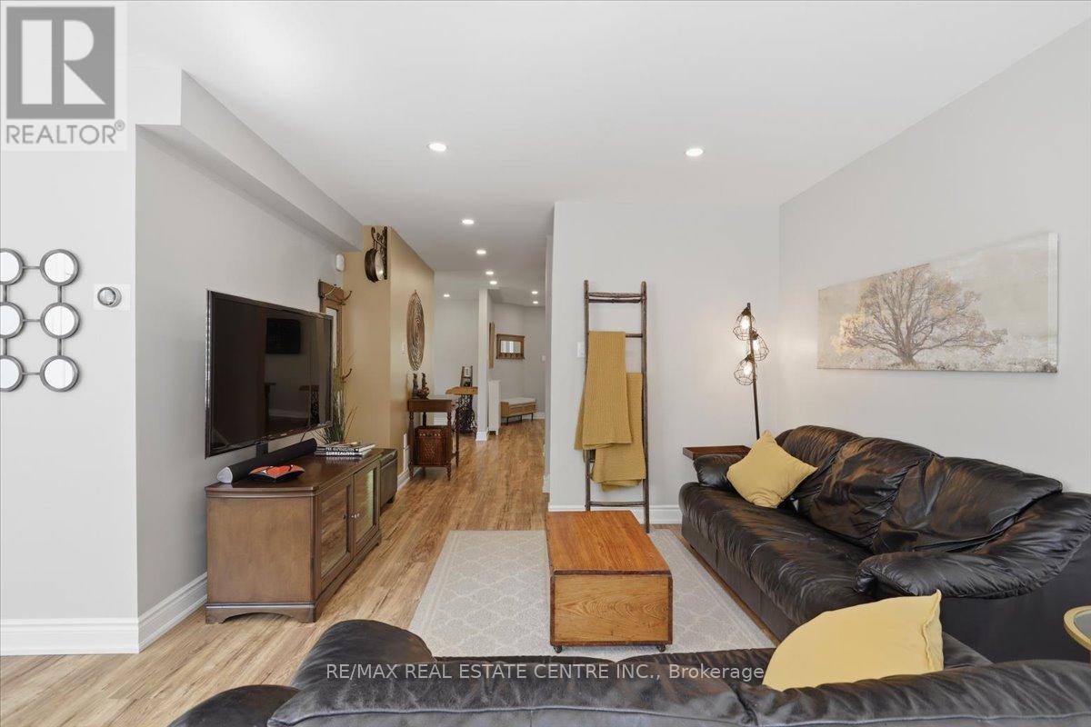 315 WOODLAWN CRESCENT - 17