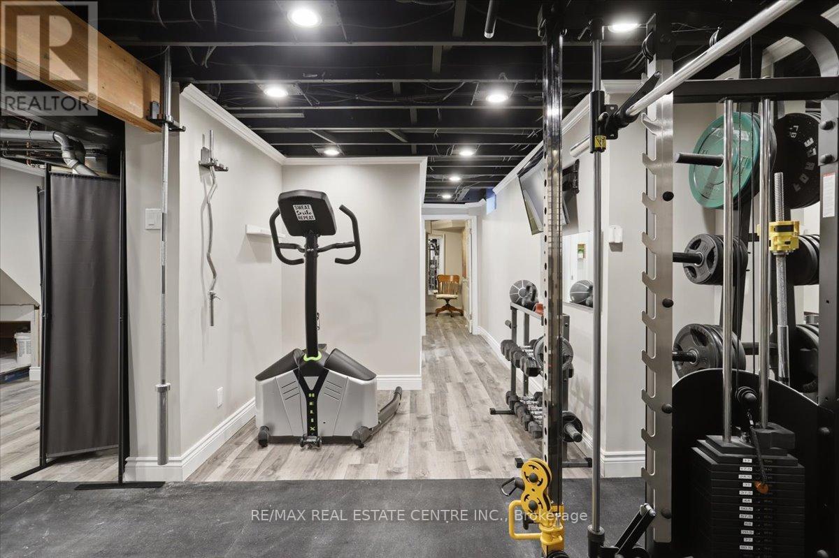 315 WOODLAWN CRESCENT - 36