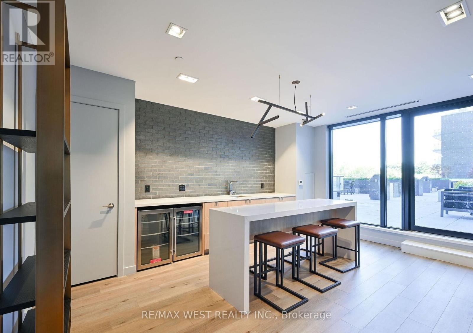 #407 7 SMITH CRESCENT - 23