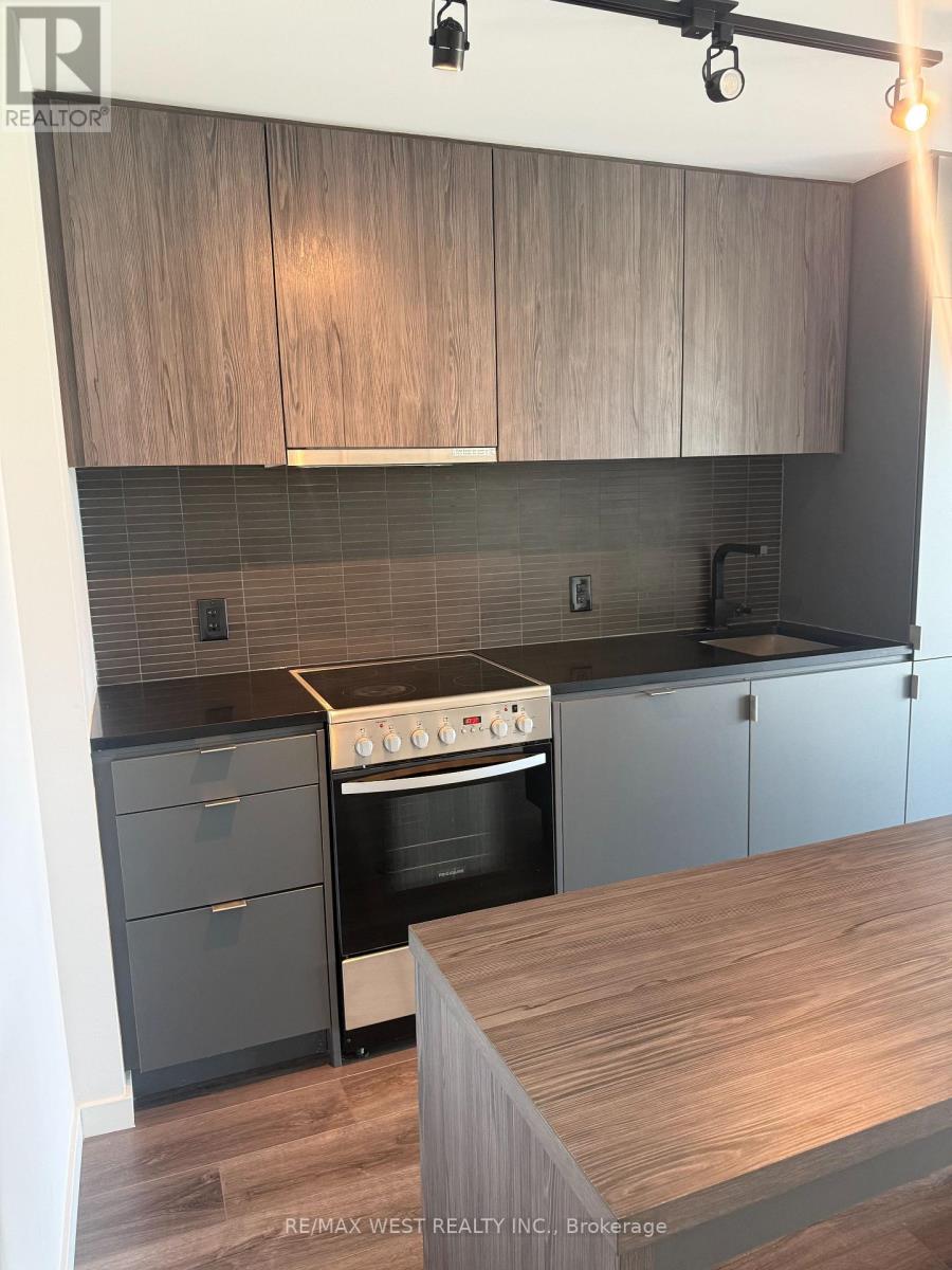 #407 7 SMITH CRESCENT - 7