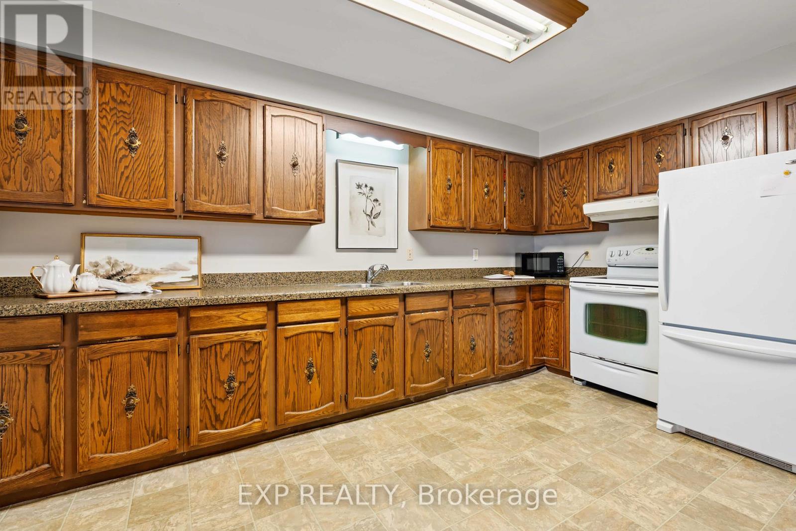 308 JOHN STREET S - 11