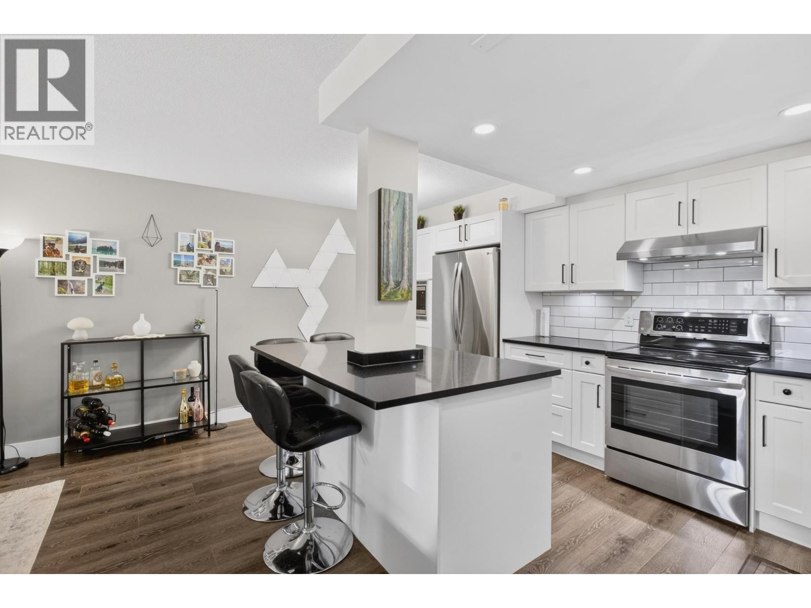 202 812 MILTON STREET, New Westminster