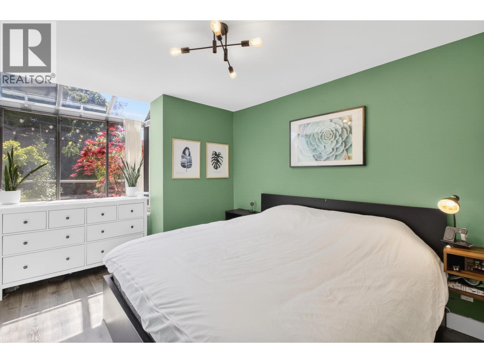 202 812 MILTON STREET, New Westminster