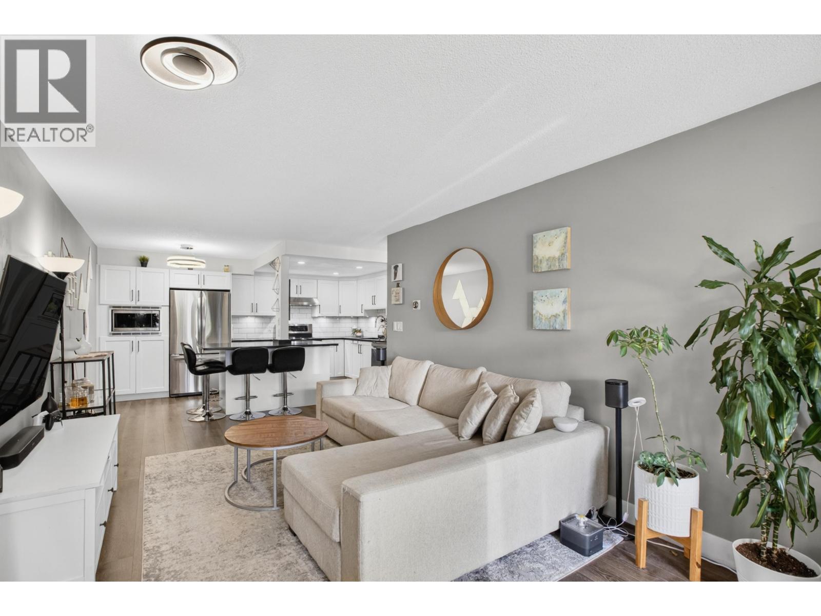 202 812 MILTON STREET, New Westminster