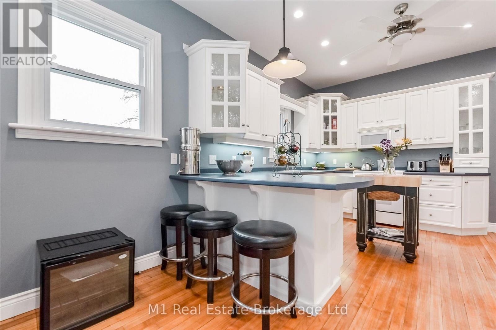 119 JOHN STREET W - 9