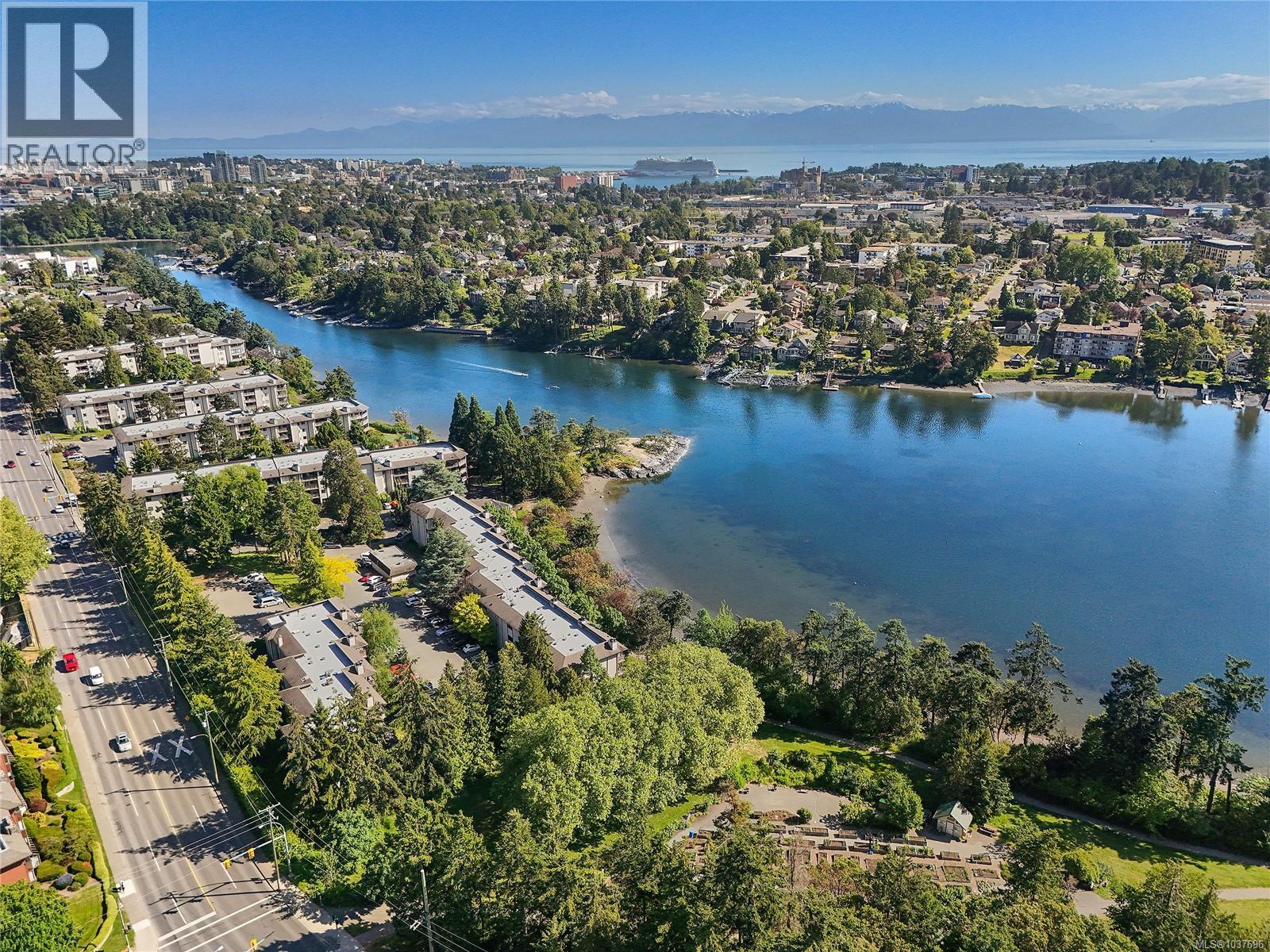 102 75 Gorge Rd W, Saanich