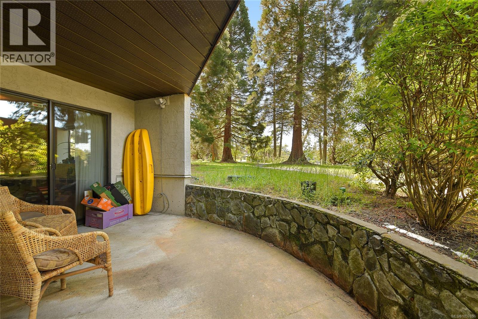 102 75 Gorge Rd W, Saanich
