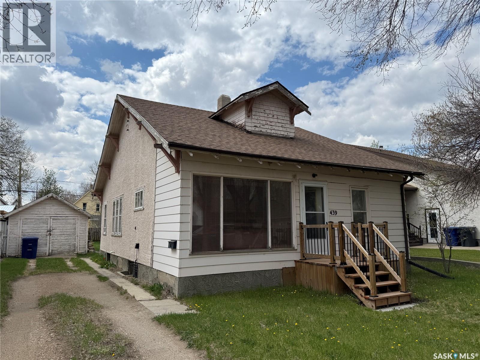 439 Assiniboia STREET - 1