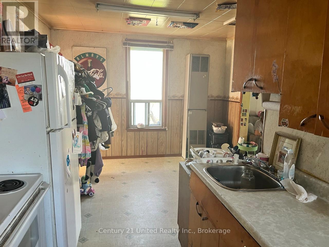 22 CHURCHILL DRIVE - 6