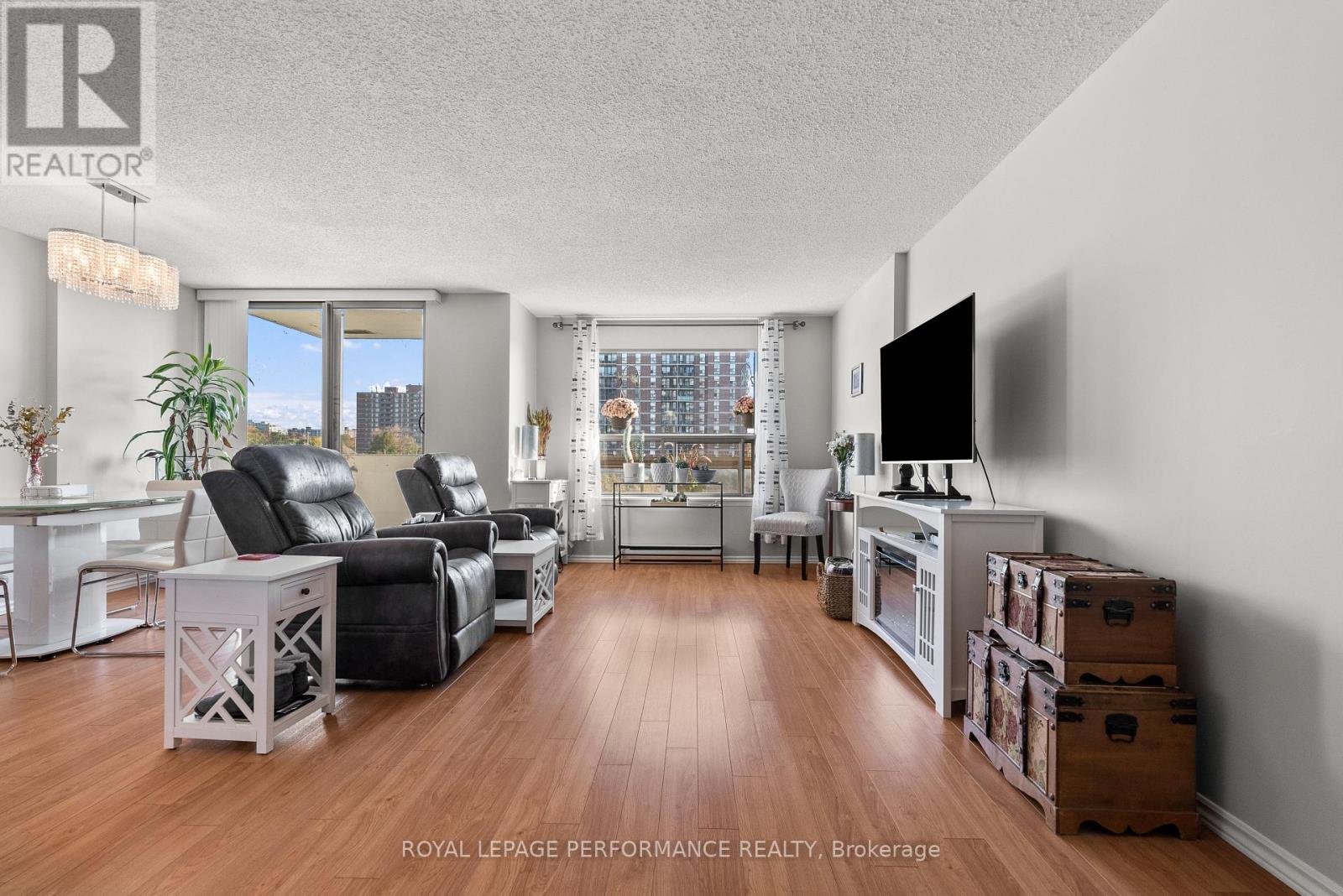 #UNIT #407 200 LAFONTAINE AVENUE - 2