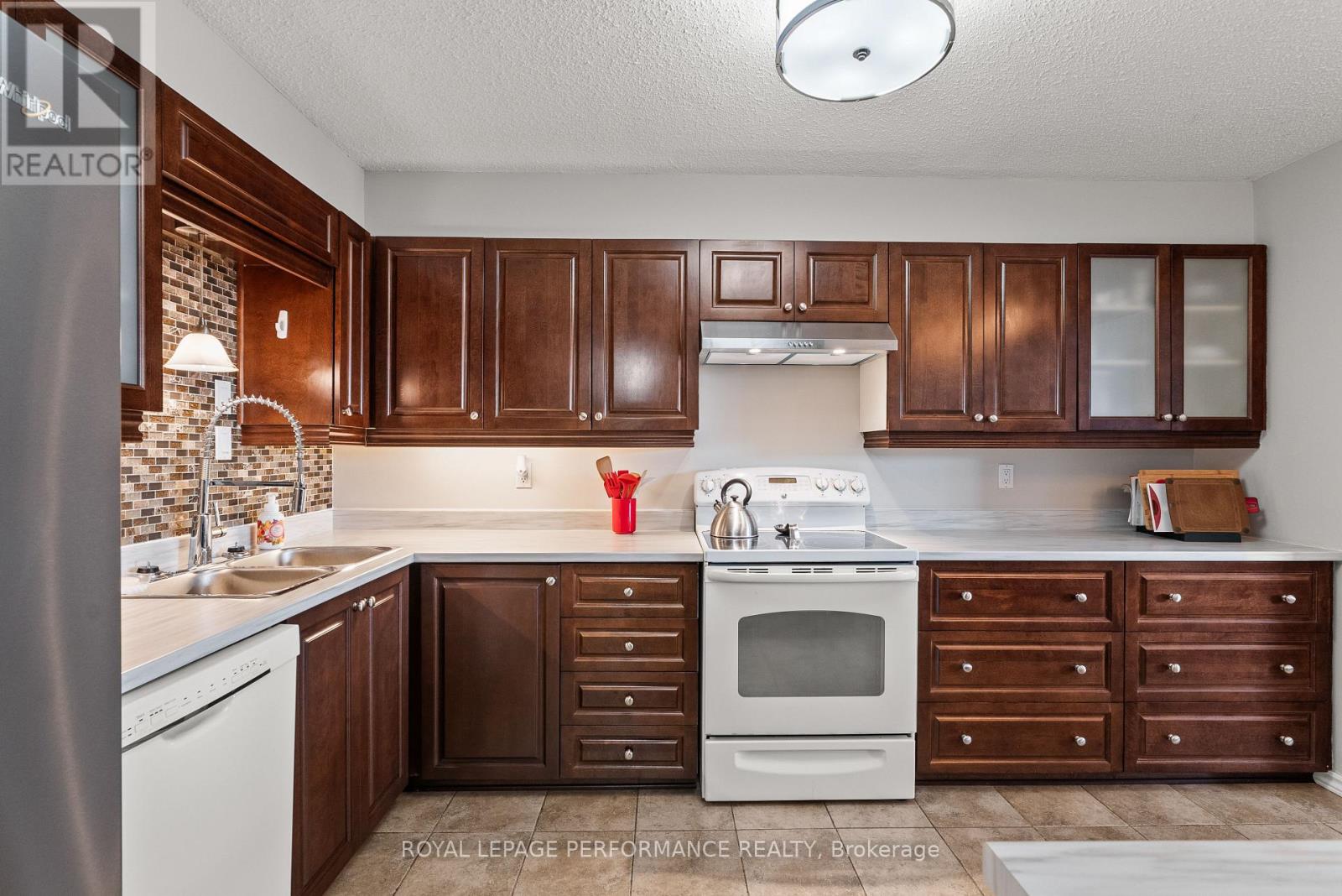 #UNIT #407 200 LAFONTAINE AVENUE - 4