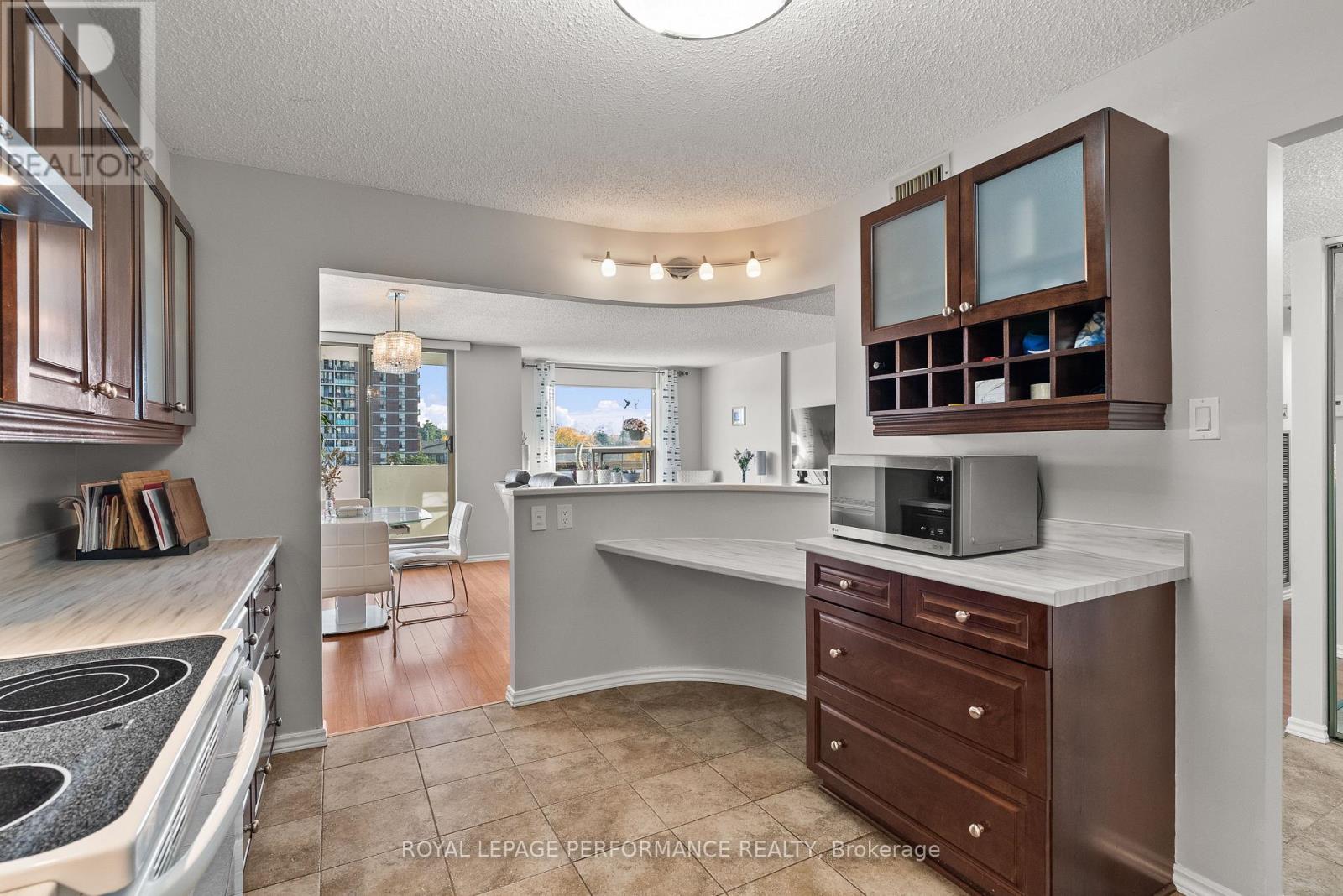 #UNIT #407 200 LAFONTAINE AVENUE - 6