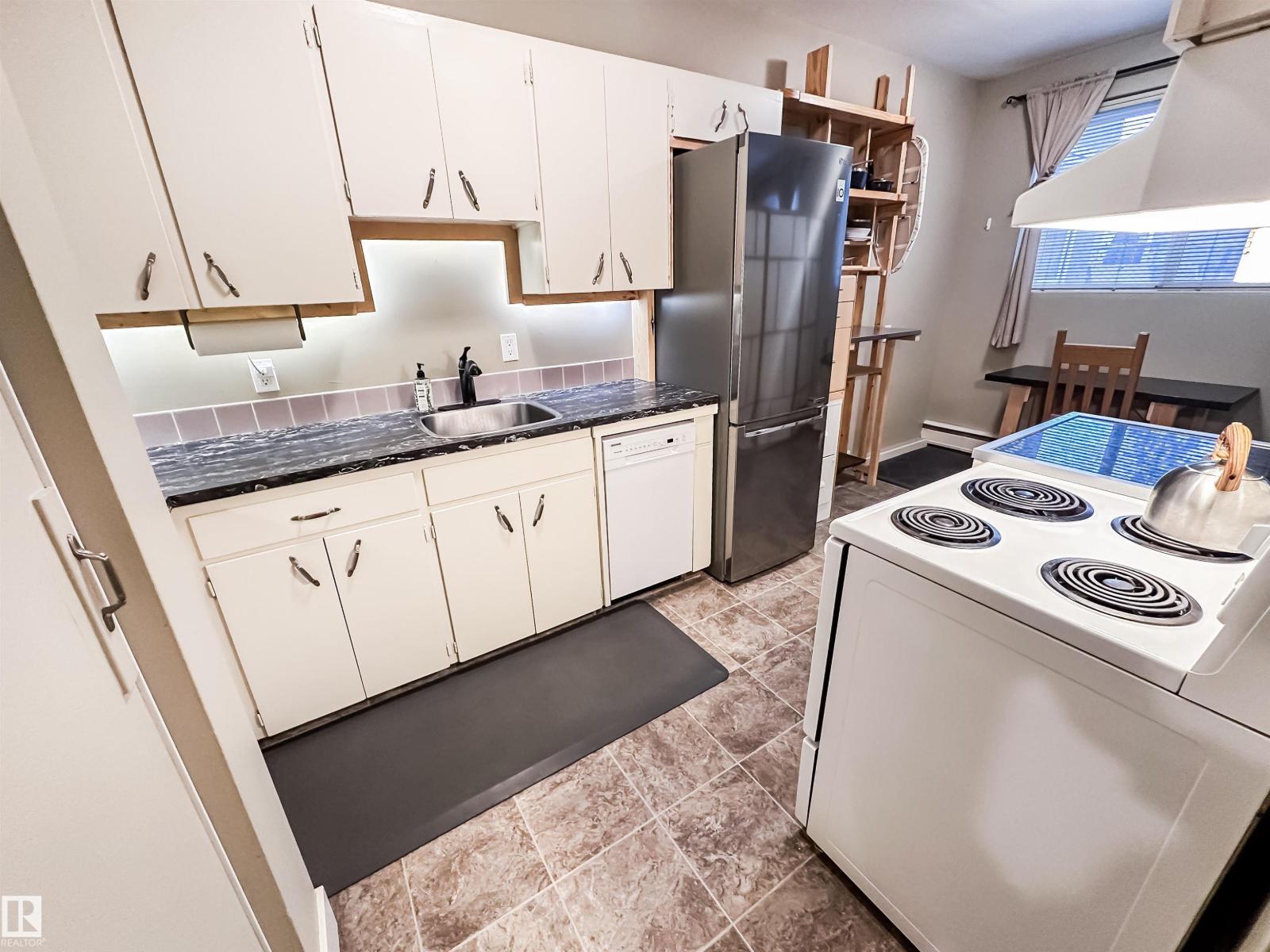 #3 8406 104 ST NW - 17