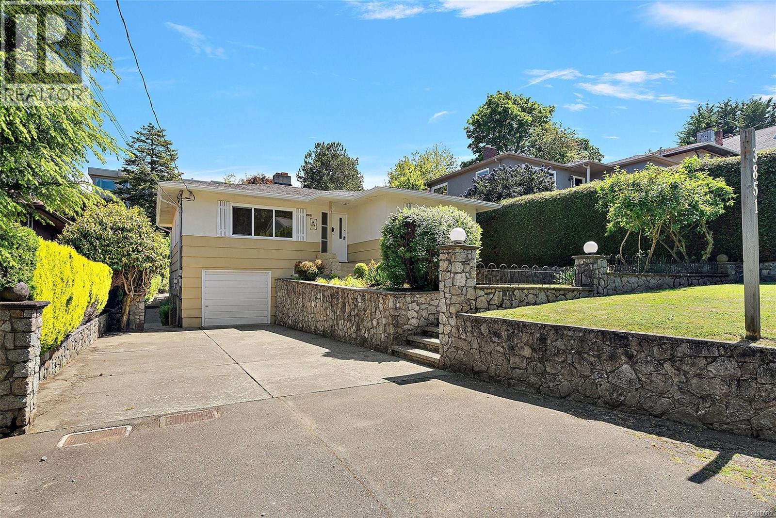  3851 Saul Street, Saanich
