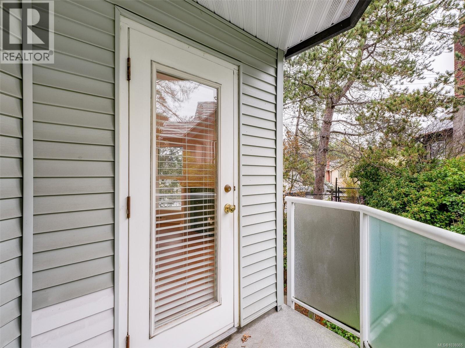 302 1201 Hillside Avenue, Victoria