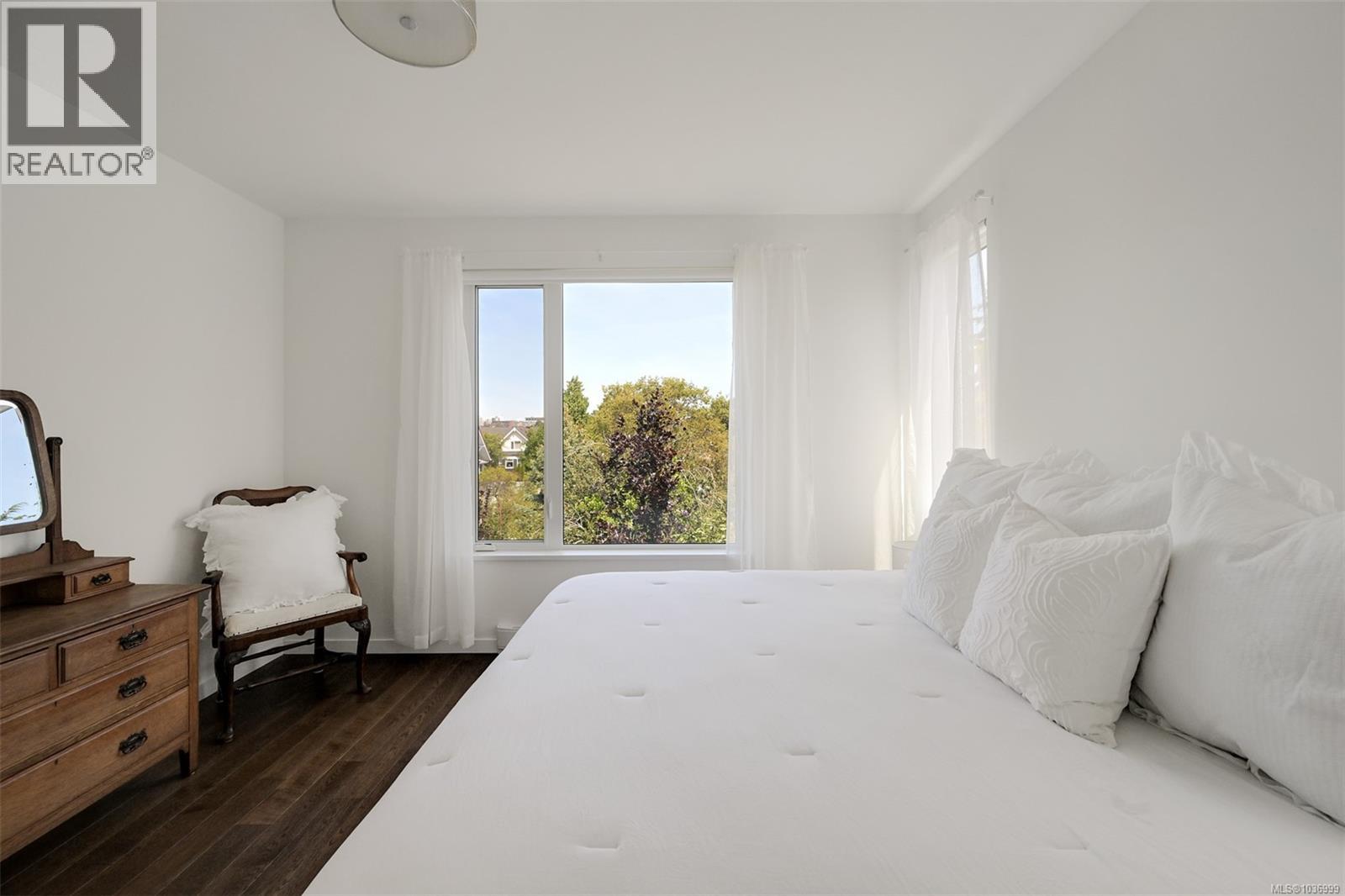 302 1014 Park Boulevard, Victoria