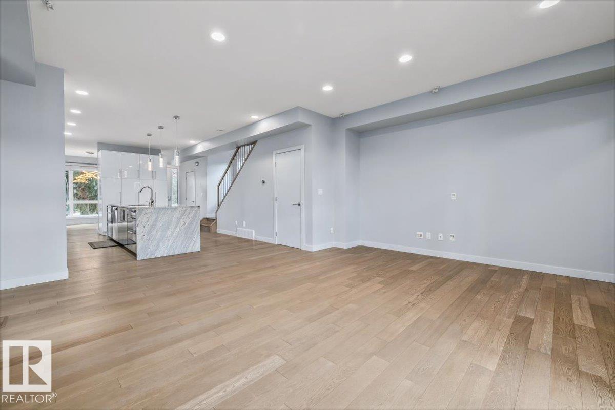 8706 88 AV NW - 14