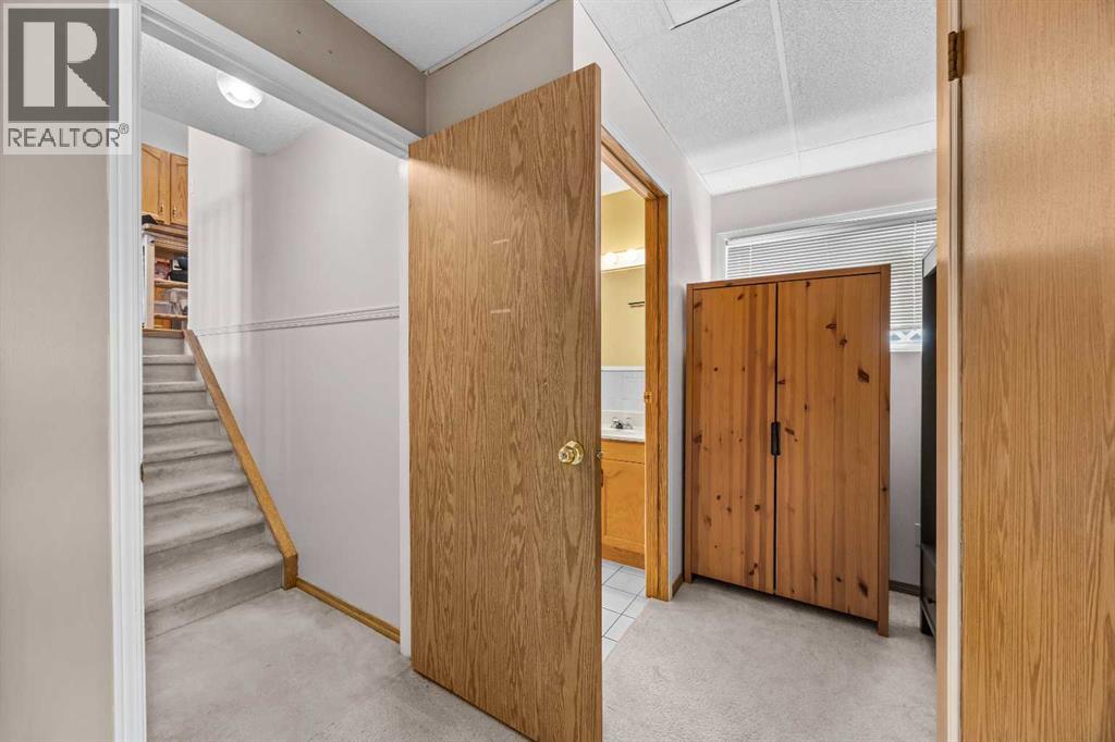316 Coventry Close NE - 25