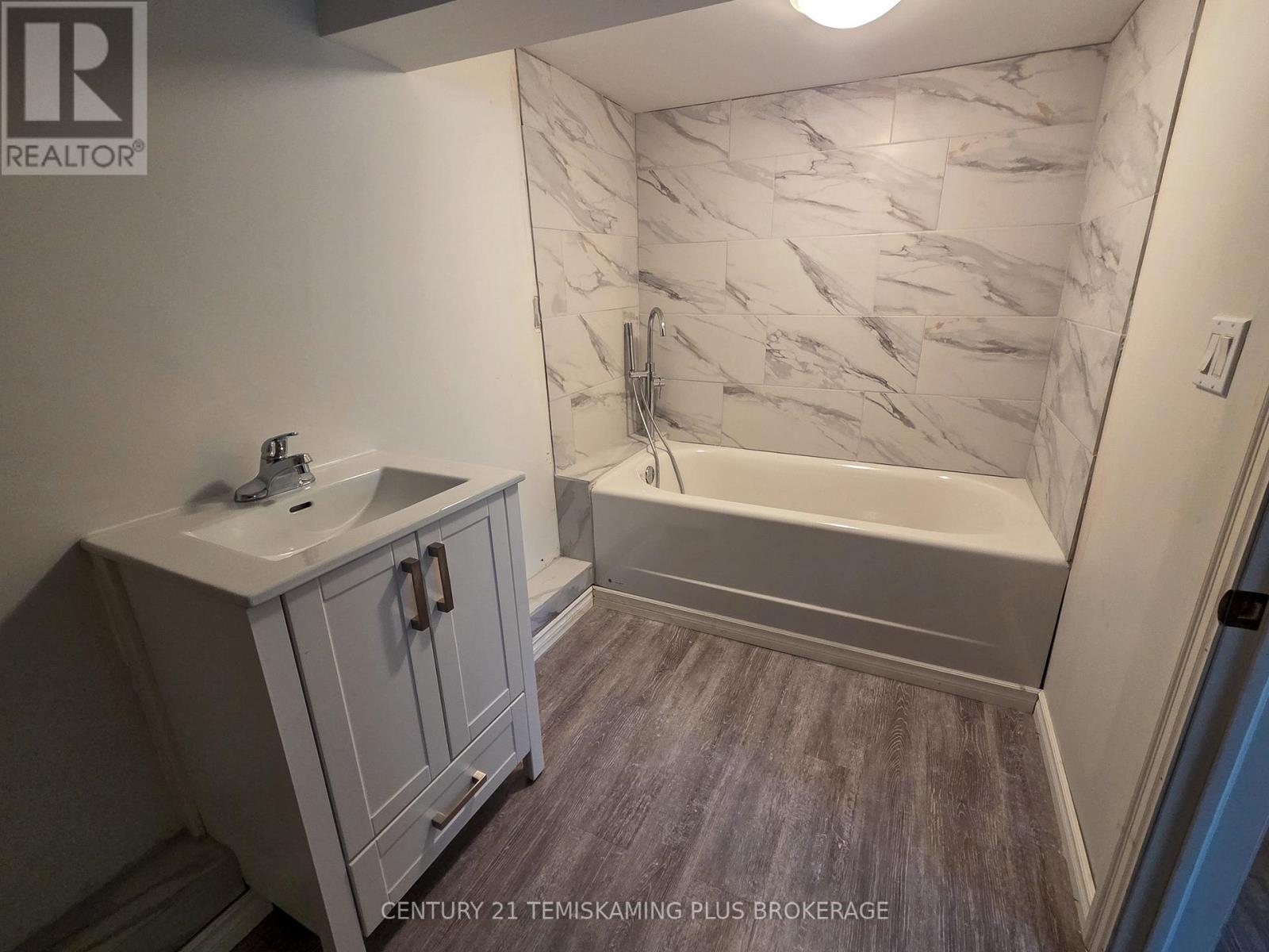 374886 11B HIGHWAY - 22