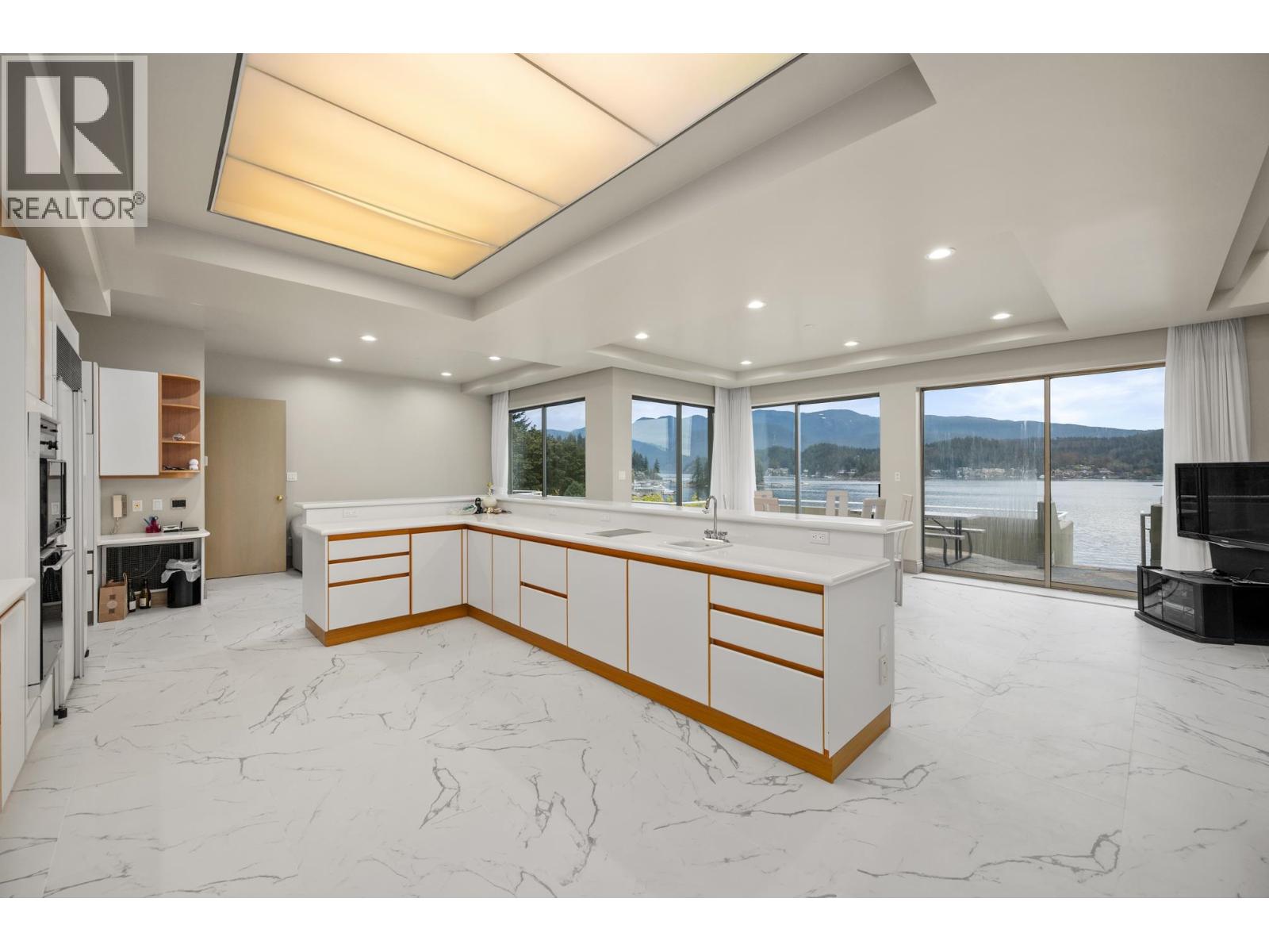 9 Bed, 12 Bath House for Sale in North Vancouver – 828 BEACHVIEW DRIVE, North Vancouver - Image 8