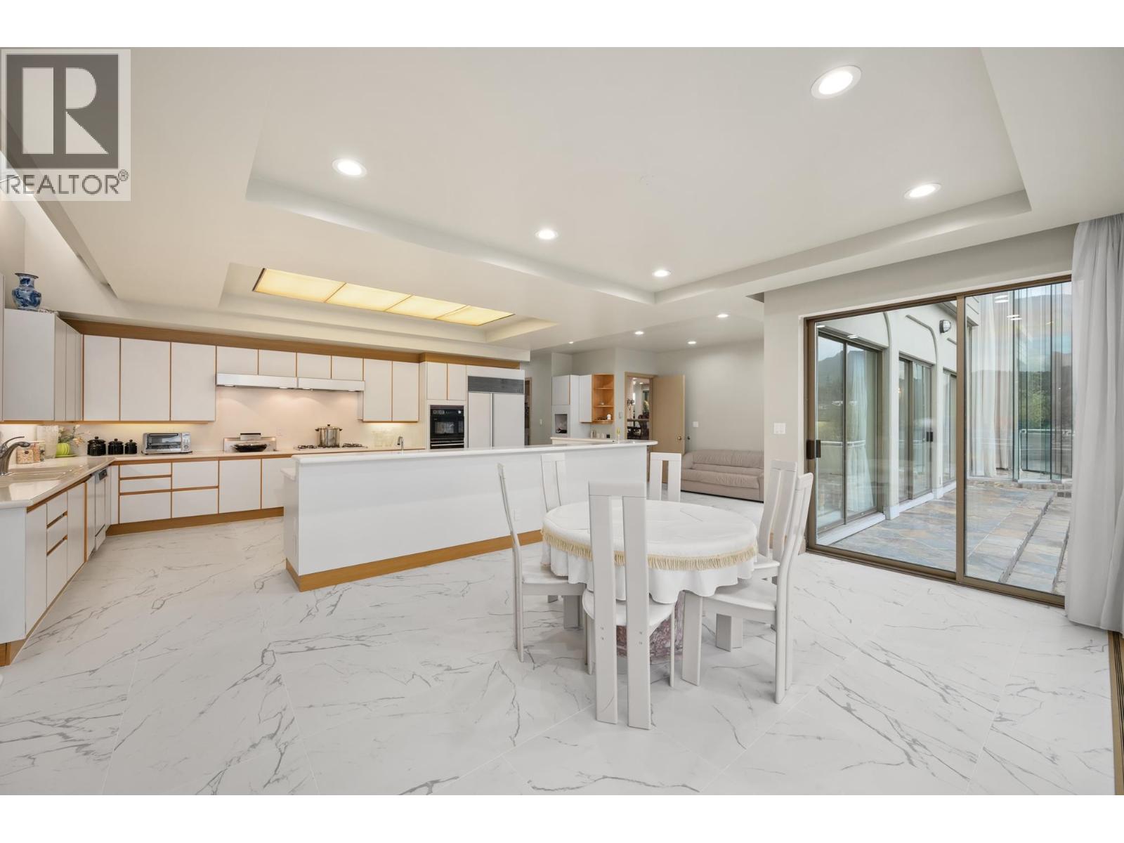 9 Bed, 12 Bath House for Sale in North Vancouver – 828 BEACHVIEW DRIVE, North Vancouver - Image 28