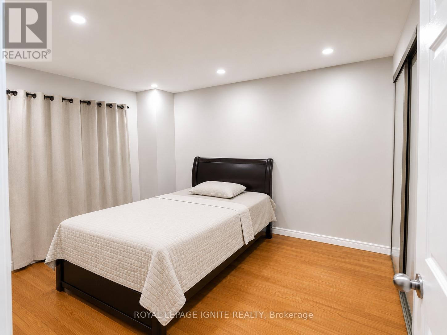 21 HALFMOON SQUARE - 20